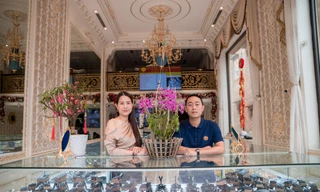 Với bản tính yêu chuộng cái đẹp, việc kinh doanh mặt hàng trang sức đắt giá này khiến anh Bùi Dũng càng làm càng tâm huyết và say mê