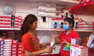 Nhân viên Điện Quang tư vấn cho khách hàng các kỹ năng sử dụng thiết bị điện an toàn