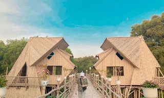 Cặp nhà trống - mái điểm nhấn hoàn hảo trên cầu tre vạn dặm