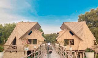 Cặp nhà trống - mái điểm nhấn hoàn hảo trên cầu tre vạn dặm