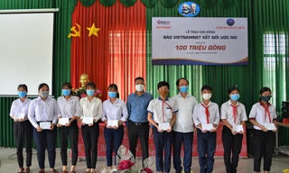 Ông Nguyễn Huy Thiêm - Đại diện Him Lam Land và đại điện đơn vị tổ chức trao quà cho các em học sinh nghèo vượt khó