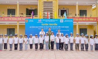 Xi măng Xuân Thành tặng hơn 3.000 mũ bảo hiểm cho các em học sinh nhân dịp năm học mới