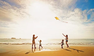 Một kỳ nghỉ thư giãn bên bờ biển là dịp để con trẻ tiếp xúc với thiên nhiên, vận động thể chất và rời xa những món đồ điện tử vô tri