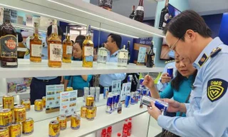 Tổng cục Quản lý thị trường hướng dẫn phân biệt túi xách, nước hoa, quần áo thời trang thật, giả