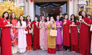Dàn Hoa hậu, Á hậu dự khai trương công ty Sen Vàng