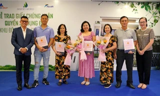 Khách hàng Gem Sky World nhận Giấy chứng nhận quyền sử dụng đất