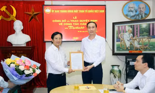 Phó Chủ tịch Phùng Khánh Tài trao quyết định bổ nhiệm cho tân Phó Tổng Biên tập Lê Anh Đạt. Ảnh: Kỳ Anh.