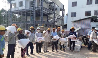 Công nhân nhận gạo của doanh nghiệp