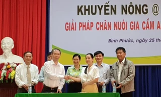 Các đại biểu chứng kiến lễ ký kết hợp tác giữa Công ty CP Việt Nam chi nhánh Bình Phước và đại diện nông dân nuôi gà Bình Phước