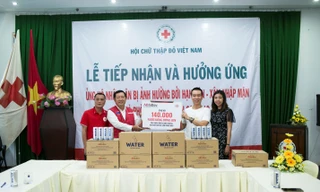 Anh Trương Văn Toàn - Giám đốc Pháp lý và Đối ngoại khu vực Đông Nam Á Công ty AB InBev và anh Nguyễn Trọng Nghĩa, Phó Trưởng Cơ quan Đại diện Phía Nam Trung Ương Hội Chữ Thập đỏ Việt Nam