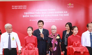 Nghi thức cắt băng khánh thành ngôi trường mới