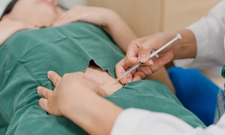 Tiêm thuốc sinh học giúp bệnh nhân thoát cảnh 'tàn phế' do viêm cột sống dính khớp