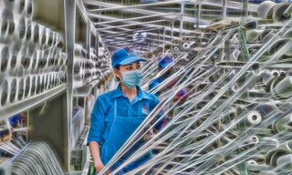 Nữ công nhân trên dây chuyền