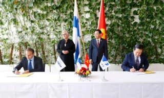 Tổng Giám đốc Tập đoàn VNPT Huỳnh Quang Liêm (bên phải ảnh) và Giám đốc công nghệ và chiến lược Tập đoàn Nokia Nishant Batra ký kết Thỏa thuận hợp tác. Ảnh: TTXVN 