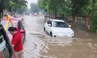 Cộng đồng trầm trồ trước khả năng lội nước 'cực đỉnh' của xe điện VinFast