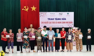 Nutifood hỗ trợ sữa dinh dưỡng cho người lớn tuổi khó khăn