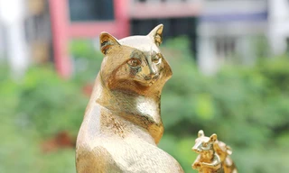 Tượng mèo mạ vàng 'hút' khách dịp Tết Quý Mão 2023