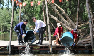 Hơn 20 tấn cá đồng các loại đã được nhà đầu tư thả về rừng tràm Trà Sư