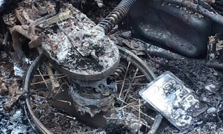 Thi thể cùng chiếc xe máy cháy đen. Ảnh: Tuấn Kiệt.