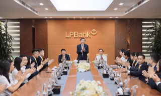 Thường trực Tỉnh ủy Ninh Bình làm việc với Ngân hàng Lộc Phát Việt Nam nhân ngày Doanh nhân Việt Nam