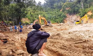 Người thân dõi theo cuộc tìm kiếm của lực lượng chức năng tại hiện trường vụ sạt lở xã Trà Leng, huyện Nam Trà My, Quảng Nam. Ảnh minh họa: H.Thọ