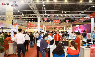 Không khí mua sắm tấp nập tại Hội chợ VIJF 2022