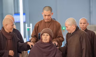 Thiền sư Thích Nhất Hạnh trở về Việt Nam sau một thời gian thăm khám sức khỏe ở Thái Lan. Ảnh: Võ Thạnh.