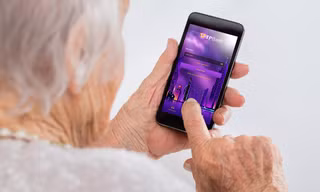 Khi người già cũng dùng Mobile Banking