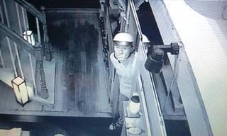 Tên cướp khống chế nữ chủ nhà, bắt xóa dữ liệu camera