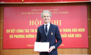 Ông Gianluca Fiume – TGĐ Piaggio Việt Nam được trao tặng kỷ niệm chương từ Bộ Kế hoạch và Đầu tư Việt Nam