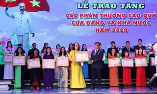 Ông Nguyễn Sơn Hùng, Phó chủ tịch thường trực HĐND tỉnh Đồng Nai trao bằng khen cho bà Nguyễn Minh Nguyệt, Giám đốc Ngành hàng Thực phẩm, đại diện Công Ty Nestlé Việt Nam