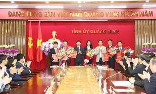 Lãnh đạo tỉnh Quảng Ninh trao quyết định bổ nhiệm đối với 5 chức danh lãnh đạo thuộc diện Ban Thường vụ Tỉnh ủy quản lý. ẢNH: Báo Quảng Ninh