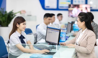 Khách hàng hào hứng đăng ký dịch vụ VinaPhone