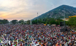 Núi Bà Đen đông nghịt người đổ về hành hương đầu năm