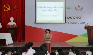 Thạc sỹ Bác sỹ CKII Diêm Thị Thanh Thủy, Trưởng Khoa Khám Dinh Dưỡng, BV Phụ Sản Hà Nội trang bị kiến thức dinh dưỡng cho các em học sinh Trường Xã Đàn ngày 06.11.2020