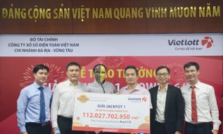 Ông Hoàng Văn Nghĩa (Từ trái qua) – GĐ Ngân hàng Liên Việt CN Vũng Tàu và ông Dương Văn Tiến (Thứ 3 từ phải qua) – GĐ Vietlott Chi nhánh BR-VT trao thưởng cho ông Đ