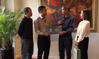 BVK gửi tặng HLV Mai Đức Chung món quà chăm sóc sức khỏe trọn đời