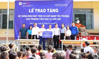 PC Đắk Nông tặng hệ thống điện mặt trời cho điểm trường cheo leo trên núi