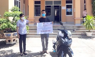 Em Nguyễn Trung Tính, một trong những nạn nhân bom mìn tại tỉnh Bình Định nhận xe máy và học bổng hỗ trợ từ Dự án KVMAP, một phần của chương trình hợp tác giữa UNDP và Bộ LĐ-TB&XH về khắc phục hậu quả bom mìn sau chiến tranh.