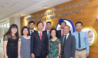 Nhóm các nhà khoa học Vinmec nghiên cứu đề tài ghép tế bào gốc kết hợp can thiệp điều trị tự kỷ