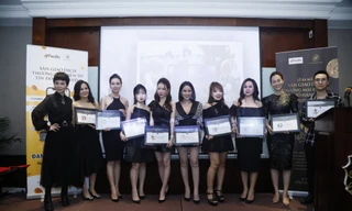 Trao tặng bằng vinh danh cho các cộng tác viên đóng góp nhiều cho ứng dụng Sàn thương mại điện tử Tín Đồ Hàng Hiệu 