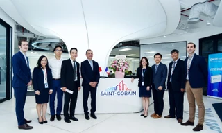 Ông Vincent Floreani - Tổng Lãnh sự Cộng hòa Pháp tại thành phố Hồ Chí Minh (giữa) chụp hình kỷ niệm cùng Ban Giám Đốc Saint-Gobain Việt Nam