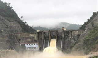 Thủy điện Hố Hô đã điều tiết nước qua tràn từ hôm 16/10, với lưu lượng 100 - 300m3/s để hạ dần mực nước trong lòng hộ