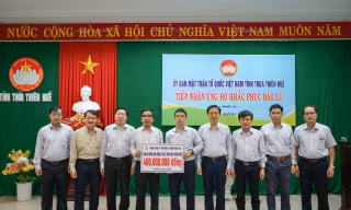 Tổng Giám đốc EVNNPT thăm, trao quà hỗ trợ nhân dân miền Trung
