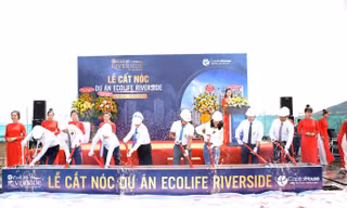 Đại diện Chủ đầu tư và đơn vị nhà thầu cùng thực hiện lễ cất nóc dự án EcoLife Riverside