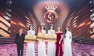 Nhà sáng lập Hệ thống thẩm mỹ Xuân Hương trao phần quà tài trợ cho Top 3 Hoa hậu Việt Nam 2020