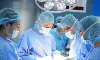 Phẫu thuật thay khớp gối với Giáo sư Nhật Bản tại bệnh viện Hồng Ngọc