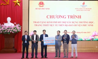 Đoàn công tác PVEP trao tặng kinh phí hỗ trợ xây dựng trường học, trang thiết bị y tế ở huyện Phù Ninh