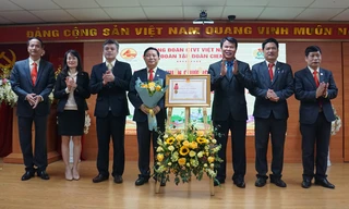 : Lãnh đạo Tập đoàn và lãnh đạo Công đoàn Tập đoàn Cienco4 đón nhận Huân chương Lao động Hạng Ba của Chủ tịch nước.