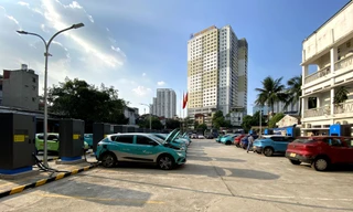 Trạm sạc siêu nhanh 30 cổng của V-Green đi vào hoạt động tại Bến xe Đuôi Cá